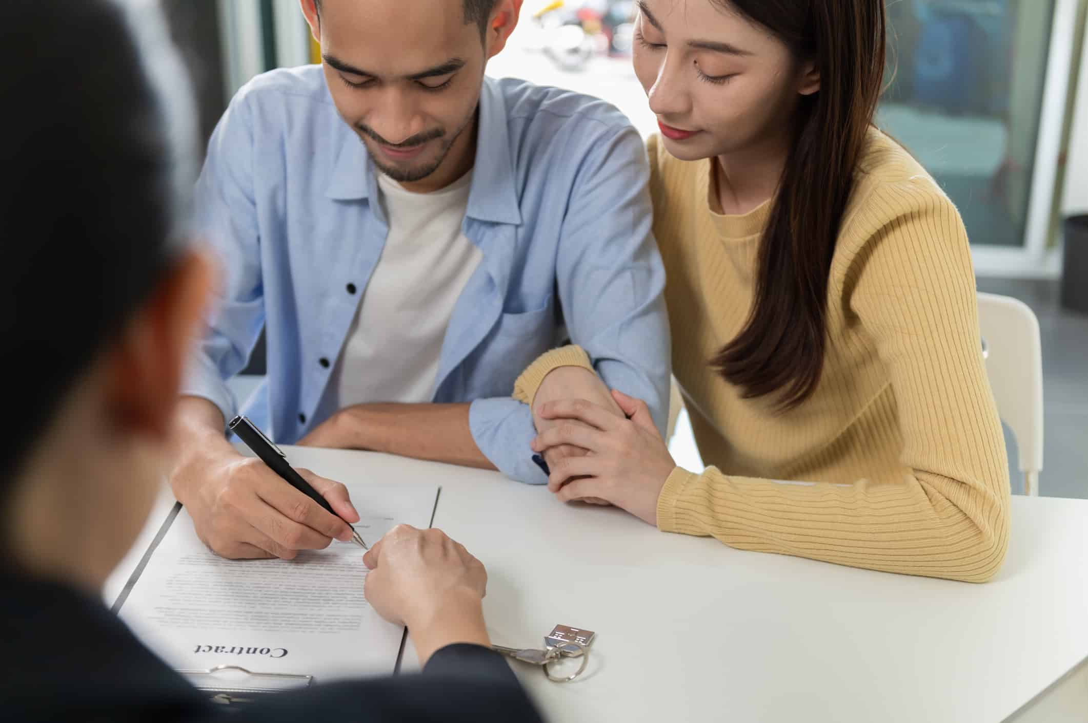 Real estate sales agent explain rental or buying condition